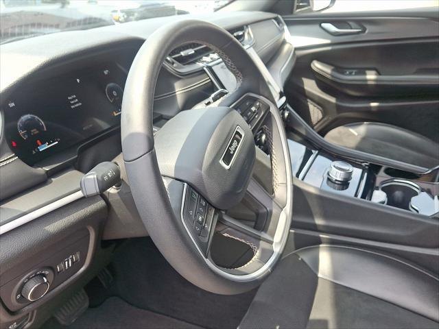 Photo of 2023 Silver Zynith Jeep Grand Cherokee