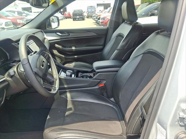 Photo of 2023 Silver Zynith Jeep Grand Cherokee
