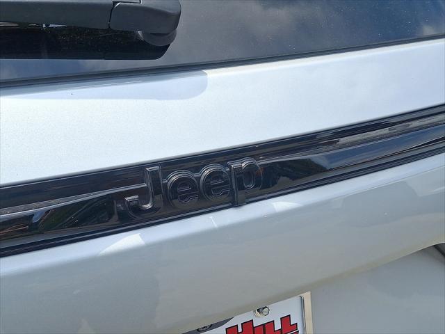 Photo of 2023 Silver Zynith Jeep Grand Cherokee