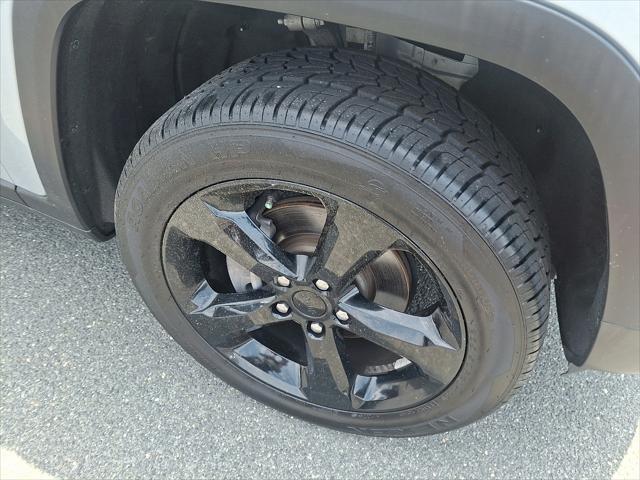Photo of 2023 Silver Zynith Jeep Grand Cherokee