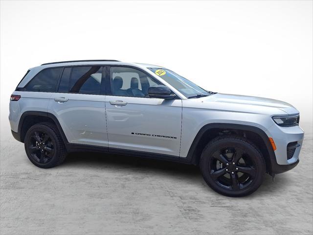 Photo of 2023 Silver Zynith Jeep Grand Cherokee