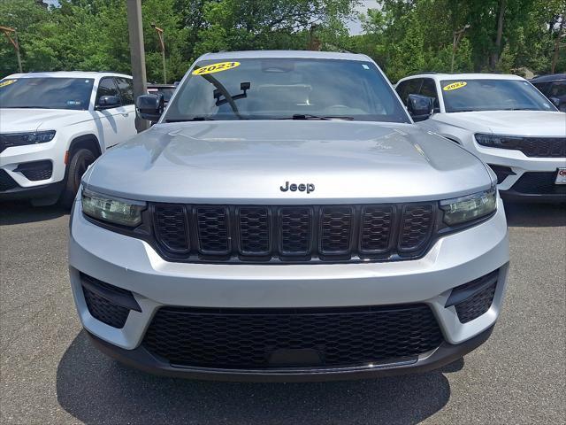 Photo of 2023 Silver Zynith Jeep Grand Cherokee