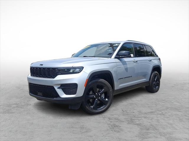 Photo of 2023 Silver Zynith Jeep Grand Cherokee