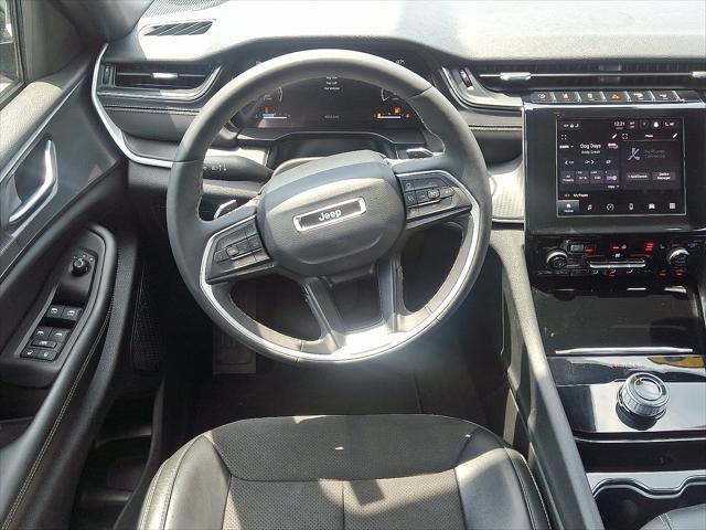 Photo of 2023 Silver Zynith Jeep Grand Cherokee