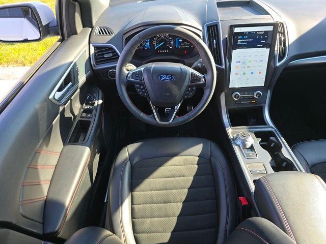 Photo of 2024 Star White Ford Edge
