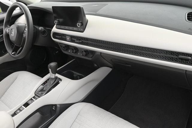Photo of 2023 Platinum White Pearl Honda HR-V