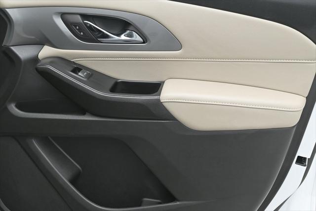 Photo of 2023 Summit White Chevrolet Traverse