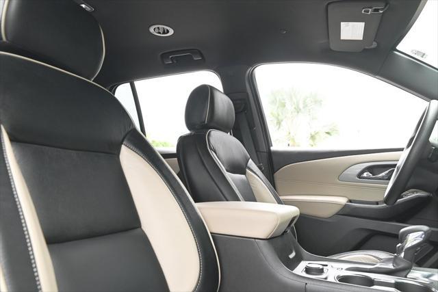 Photo of 2023 Summit White Chevrolet Traverse