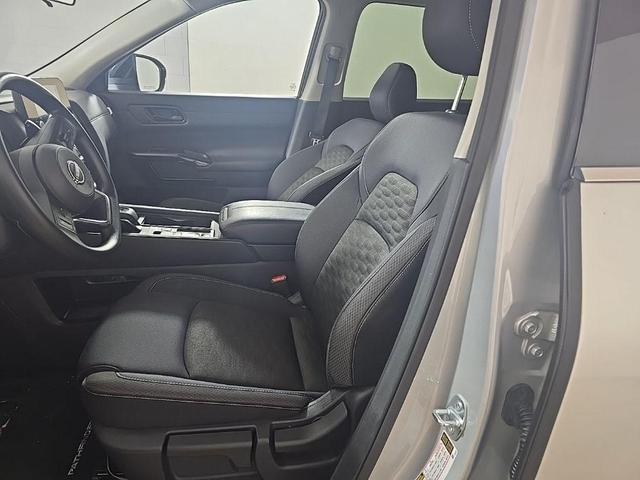 Photo of 2025 Brilliant Silver Metallic Nissan Pathfinder