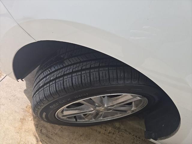 Photo of 2017 Summit White Chevrolet Cruze