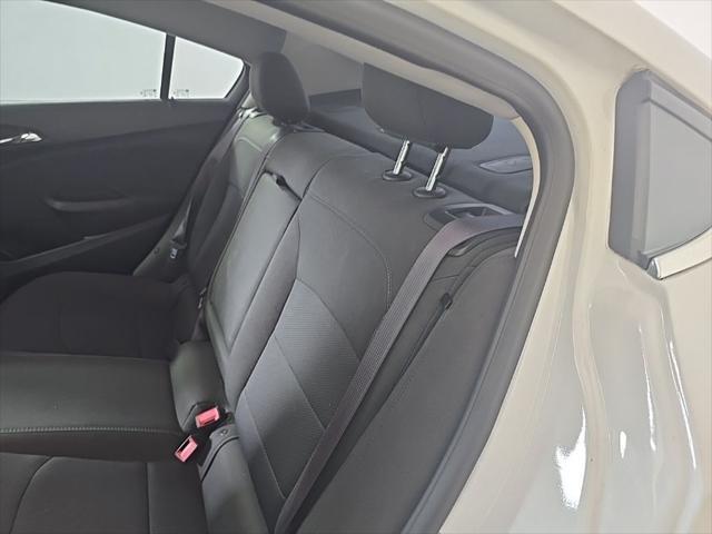 Photo of 2017 Summit White Chevrolet Cruze