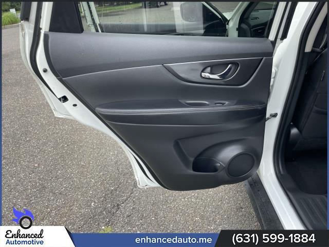 Photo of 2017 Glacier White Nissan Rogue