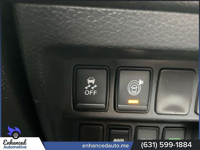Photo of 2017 Glacier White Nissan Rogue