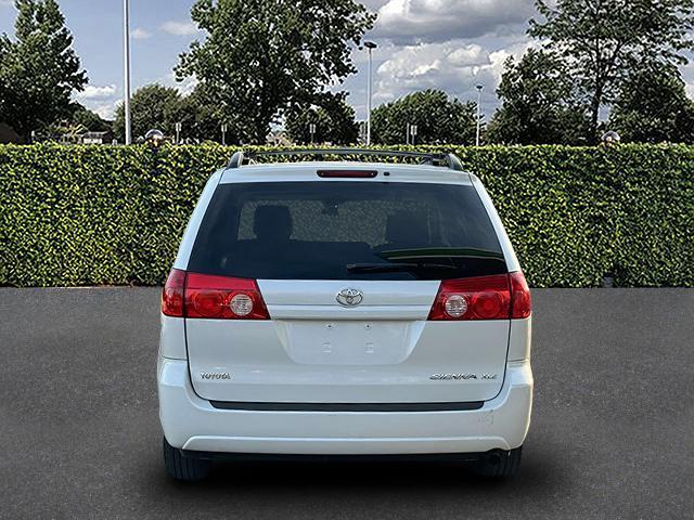 Photo of 2007 Natural White Toyota Sienna