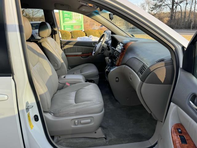 Photo of 2007 Natural White Toyota Sienna