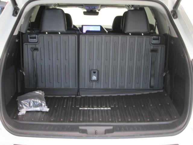 Photo of 2023 Wind Chill Pearl Toyota Highlander Hybrid