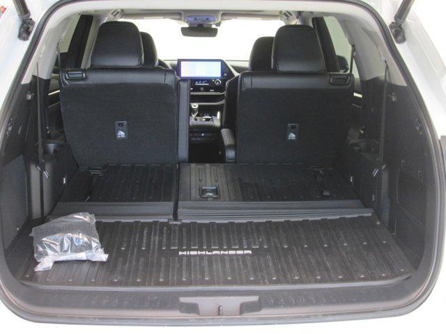 Photo of 2023 Wind Chill Pearl Toyota Highlander Hybrid