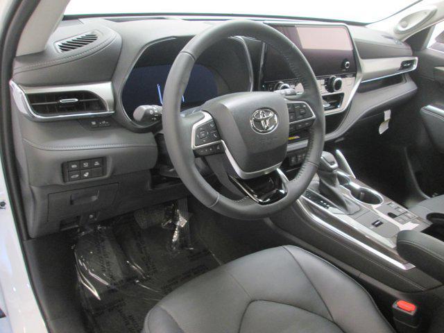 Photo of 2023 Wind Chill Pearl Toyota Highlander Hybrid