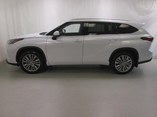 Photo of 2023 Wind Chill Pearl Toyota Highlander Hybrid