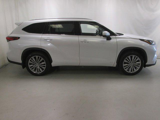 Photo of 2023 Wind Chill Pearl Toyota Highlander Hybrid
