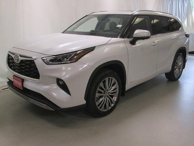 Photo of 2023 Wind Chill Pearl Toyota Highlander Hybrid