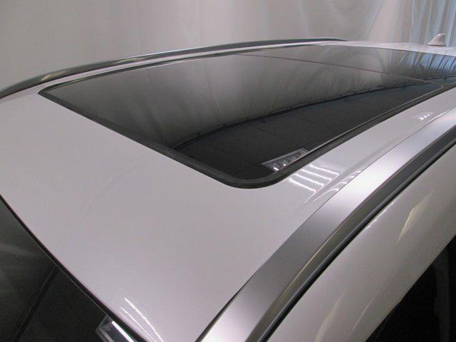 Photo of 2023 Wind Chill Pearl Toyota Highlander Hybrid