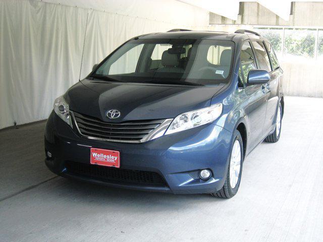 Photo of 2014 Shoreline Blue Pearl Toyota Sienna