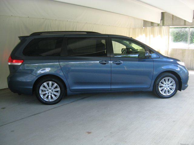 Photo of 2014 Shoreline Blue Pearl Toyota Sienna