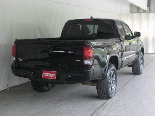 Photo of 2018 Midnight Black Metallic Toyota Tacoma