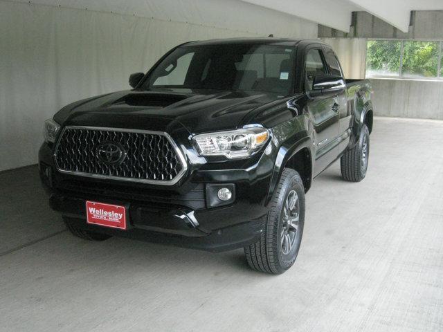 Photo of 2018 Midnight Black Metallic Toyota Tacoma