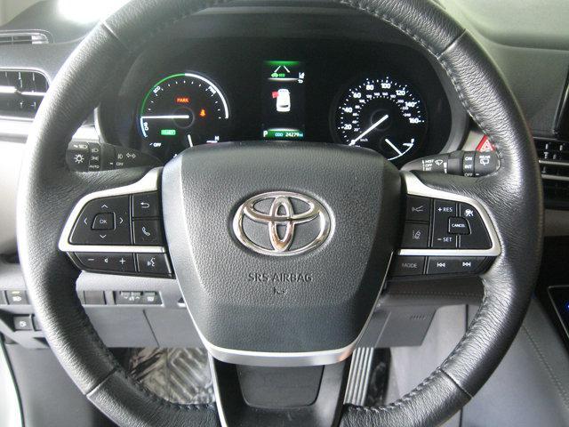Photo of 2022 Celestial Silver Metallic Toyota Sienna