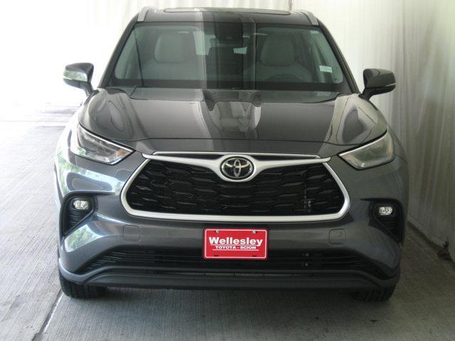 Photo of 2022 Magnetic Gray Metallic Toyota Highlander