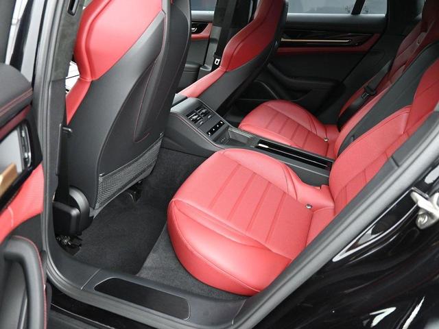 Photo of 2025 Black Porsche Panamera