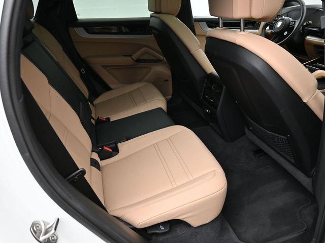 Photo of 2024 White Porsche Cayenne