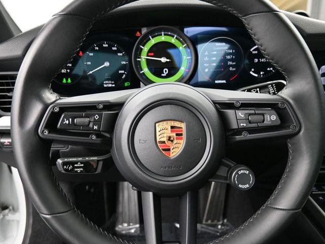Photo of 2024 White Porsche 911