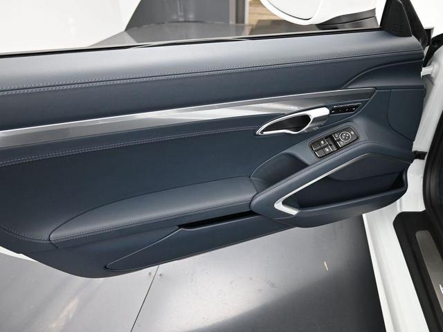 Photo of 2025 White Porsche 718 Boxster