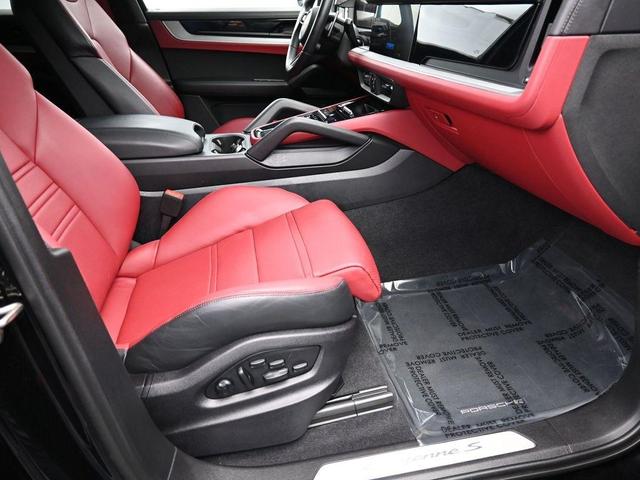 Photo of 2024 Black Porsche Cayenne