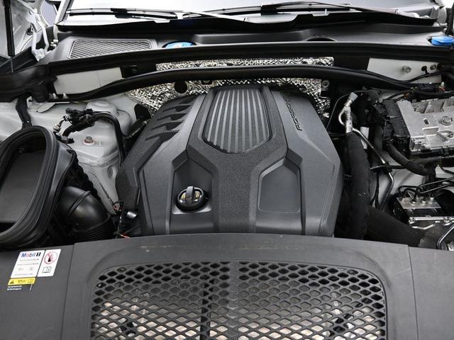 Photo of 2023 Carrara White Metallic Porsche Macan