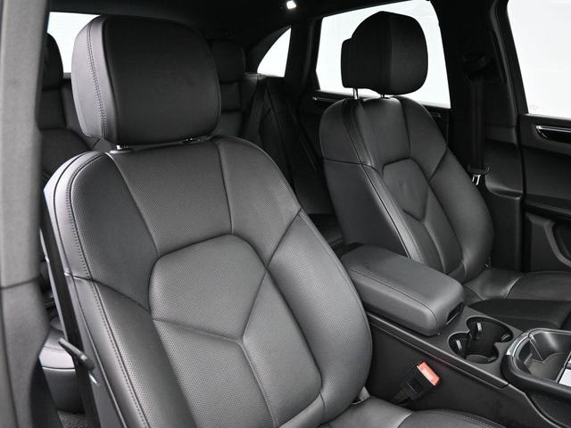 Photo of 2023 Carrara White Metallic Porsche Macan