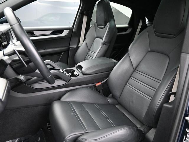 Photo of 2024 Blue Metallic Porsche Cayenne