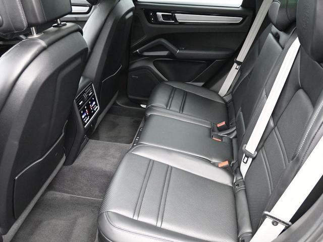 Photo of 2023 White Porsche Cayenne