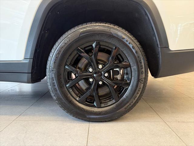 Photo of 2024 Bright White Clearcoat Jeep Grand Cherokee L