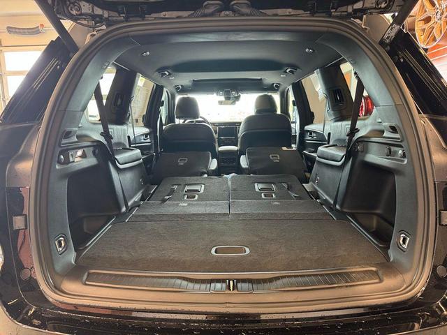 Photo of 2025 Diamond Black Crystal Pearlcoat Jeep Grand Cherokee L
