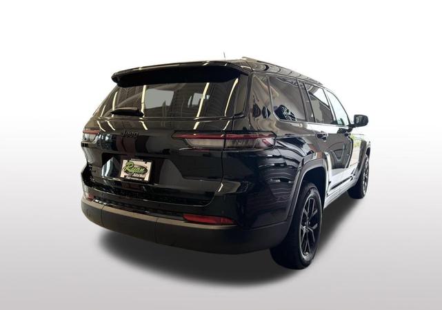 Photo of 2025 Diamond Black Crystal Pearlcoat Jeep Grand Cherokee L