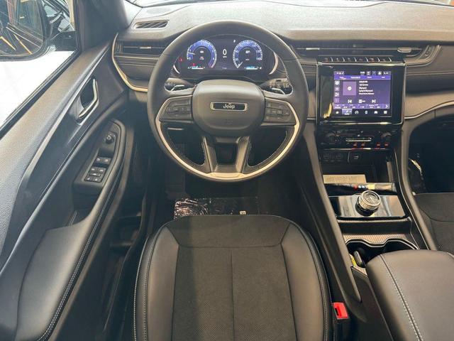 Photo of 2025 Diamond Black Crystal Pearlcoat Jeep Grand Cherokee L