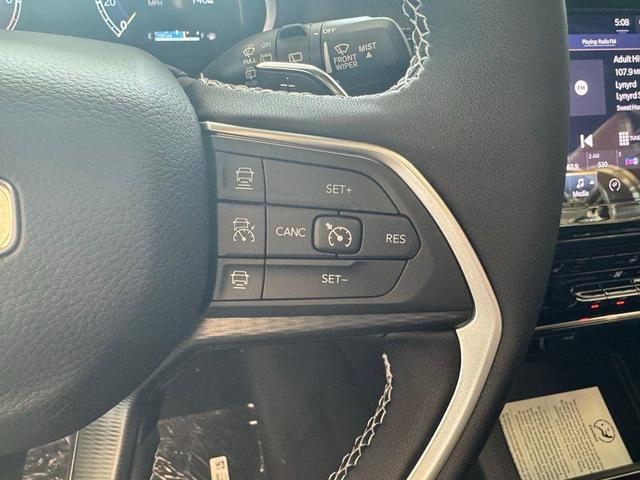 Photo of 2025 Diamond Black Crystal Pearlcoat Jeep Grand Cherokee L