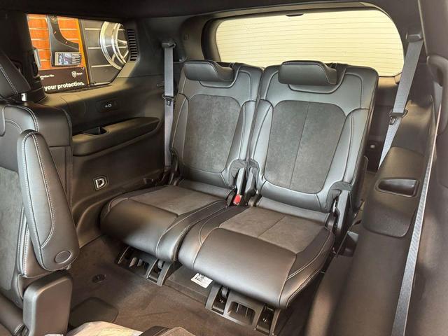 Photo of 2025 Diamond Black Crystal Pearlcoat Jeep Grand Cherokee L