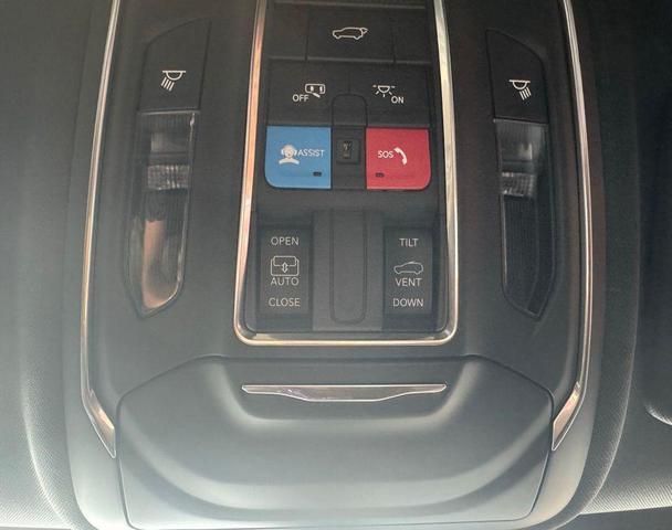 Photo of 2025 Diamond Black Crystal Pearlcoat Jeep Grand Cherokee L