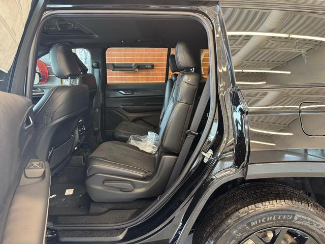 Photo of 2025 Diamond Black Crystal Pearlcoat Jeep Grand Cherokee L