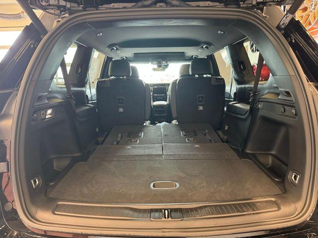 Photo of 2025 Diamond Black Crystal Pearlcoat Jeep Grand Cherokee L